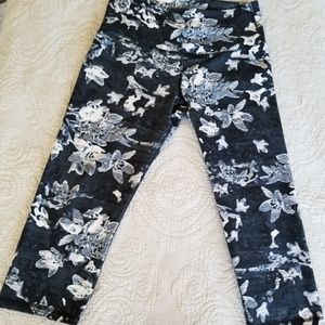 Mid-rise Crop Yoga Pants